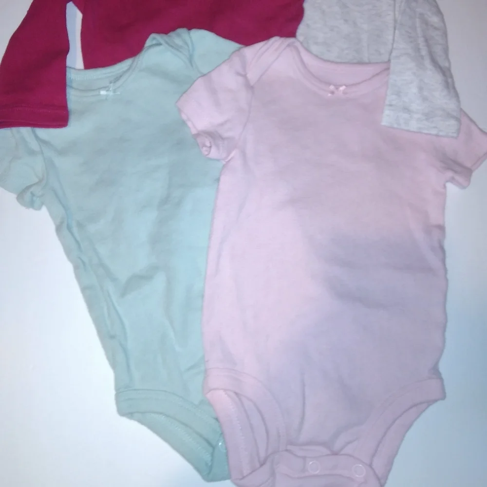 4 Piece Onesie Lot Just One You By Carter's